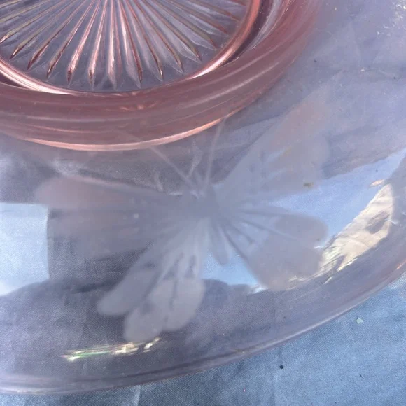 Pink depression etched vintage butterfly dish - Picture 3 of 4